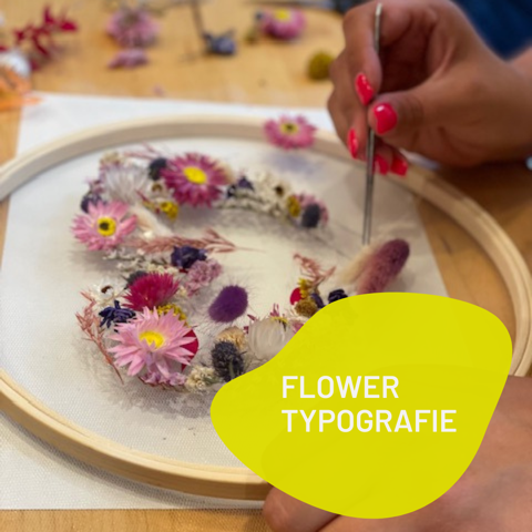 Flower Typografie – Trockenblumen im Stickrahmen