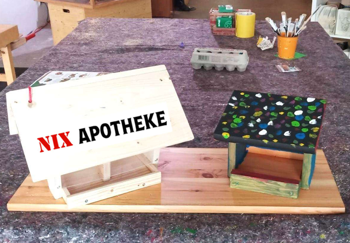 NIX Apotheke baut Vogelhäuser