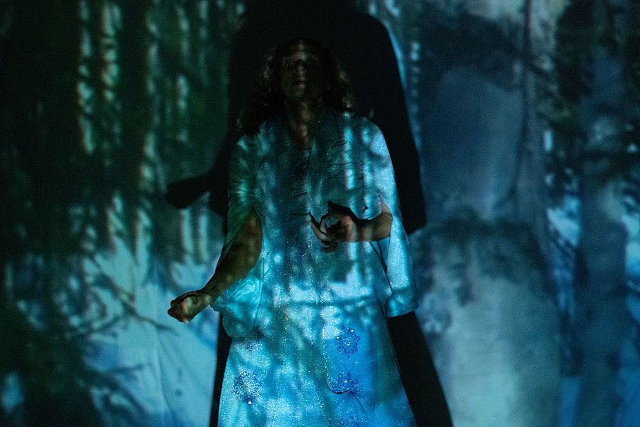 Väsen | Multimediale Solo-Tanzperformance (ausverkauft!)