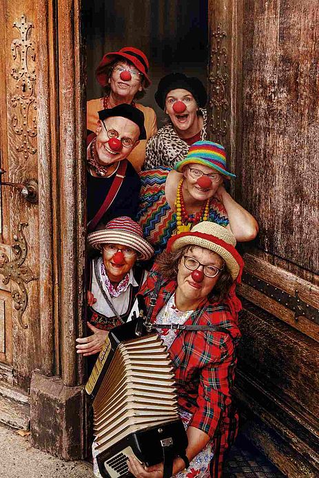 Clowns meet Seniors