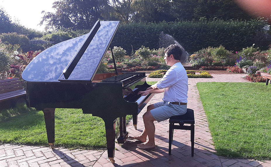 Klaviermusik im Schulgarten