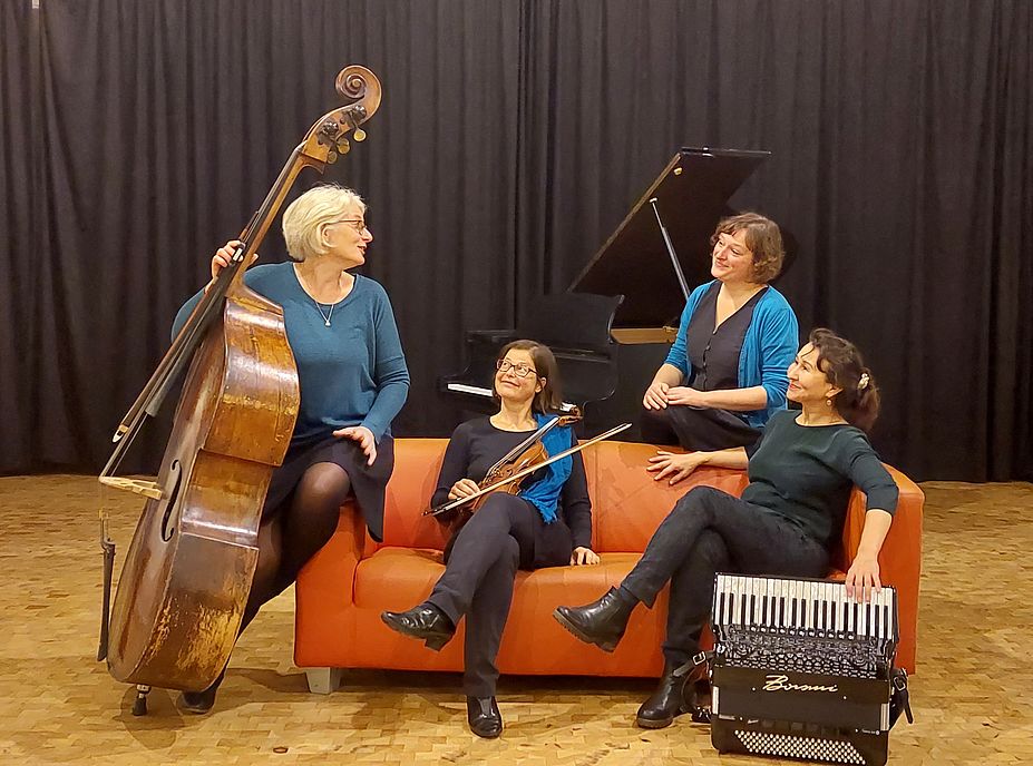Milonga mit Tango-DJ Olox und Live Musik von Cuatro Chicas