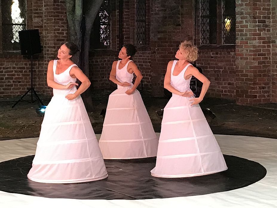 turn-a-round | Tanzperformance im Domhof Lübeck