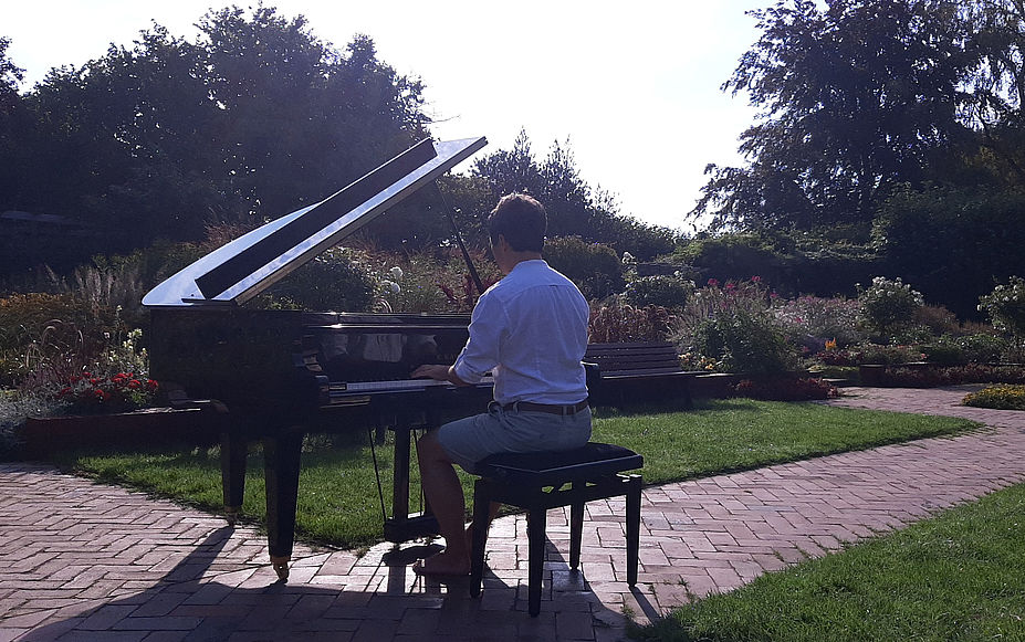 Klaviermusik im Schulgarten
