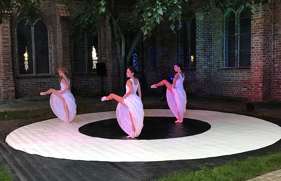 turn-a-round | Tanzperformance im Domhof Lübeck