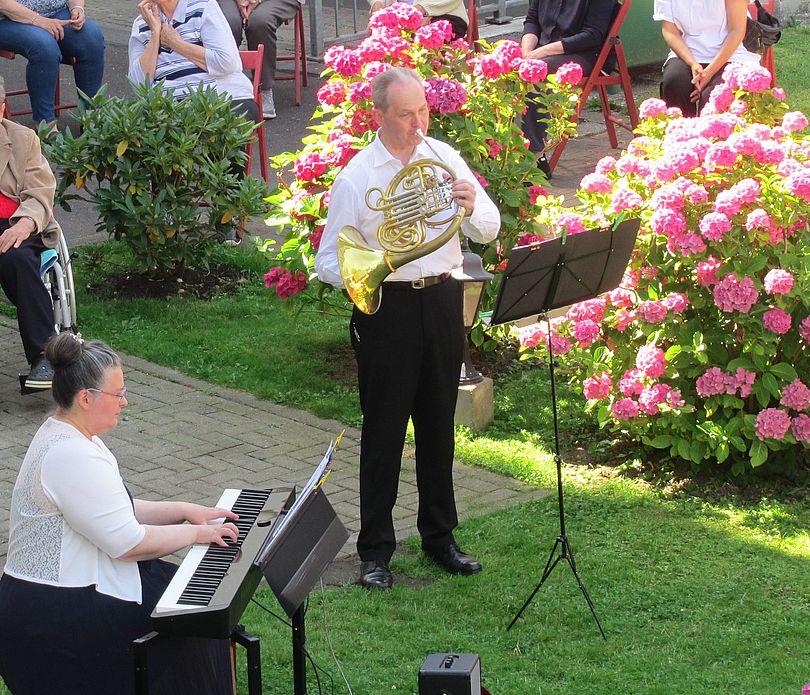 Musik zum Frühling besucht ältere Menschen zu Hause